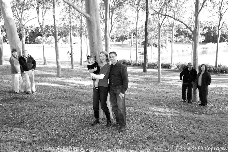 B&W multi generations of family in the trees - family portrait photography sydney